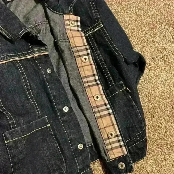 Burberry kids Jean jacket. Missing snap on left sleeve. Size 3. - Picture 10 of 12